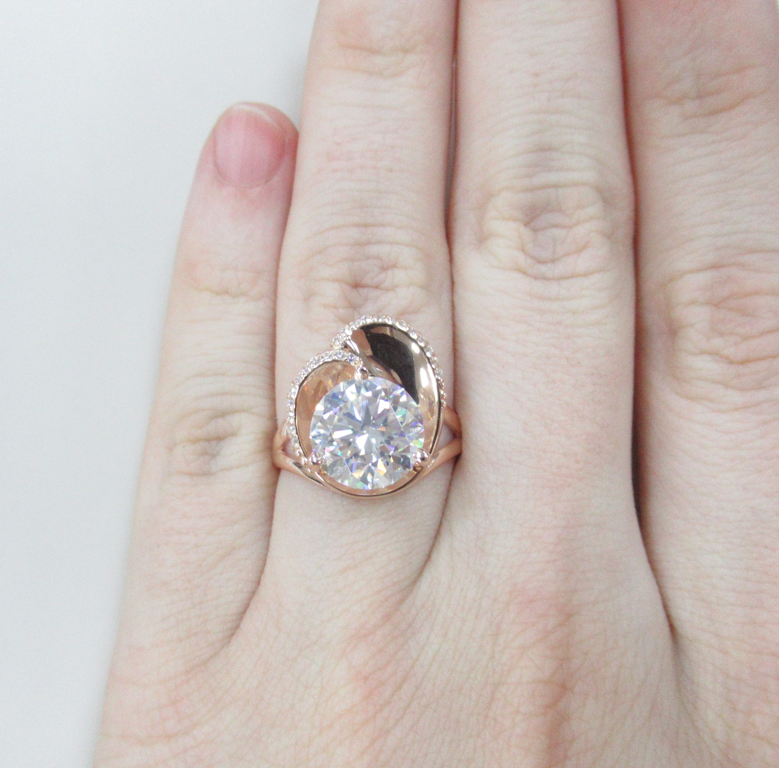 Серебряное кольцо с муассанитом